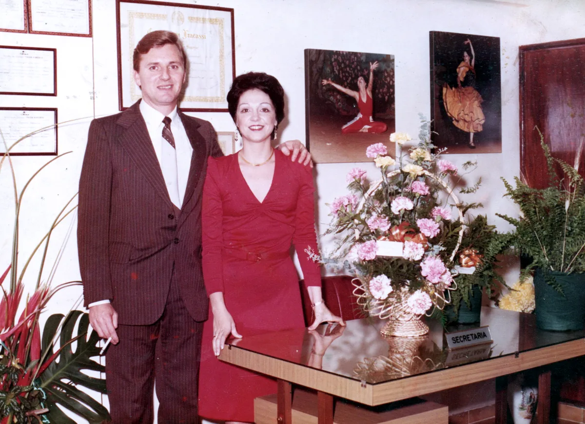 Teresita Sesmero junto a su esposo Daniel Bustos en la inauguración de la academia en 1983