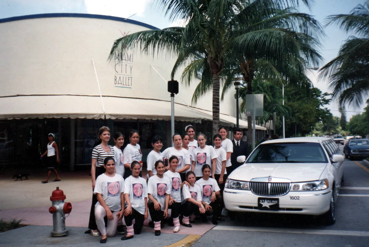 Teresita y sus alumnas frente al edificio de Miami City Ballet en 1999