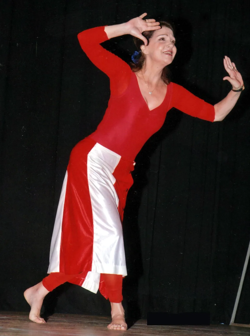 Teresita bailando descalza con vestuario rojo y blanco